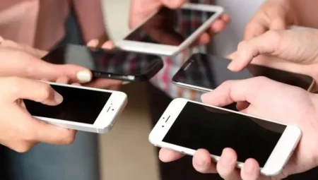 Okullarda Telefon Yasağı Tartışılıyor: Beklenen Etkiyi Gösteriyor mu?