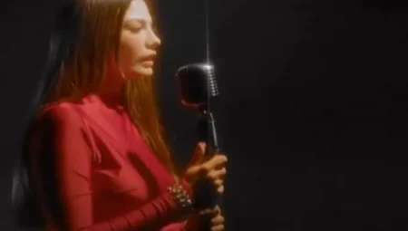 Demet Özdemir, Eşref Rüya için şarkı söyledi! Kelepçe detayı merak uyandırdı