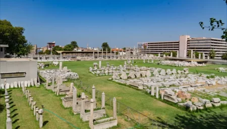 İzmir Büyükşehir Belediyesi’nden Smyrna Antik Kenti Kazılarına 34,5 Milyon Liralık Destek