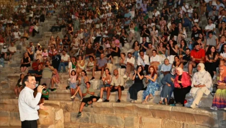 Laodikya Antik Kenti’nde düzenlenen senfonik Neşet Ertaş konseri binlerce sanatseveri tarihi atmosferde buluşturdu